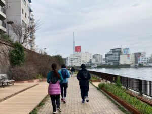 東京の墨田川テラスで初心者向けのスロージョギングクラブの練習風景