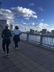 東京の墨田川テラスで初心者向けのスロージョギングクラブの練習風景