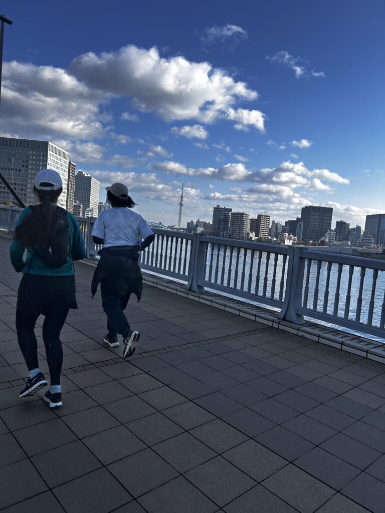東京の墨田川テラスで初心者向けのスロージョギングクラブの練習風景