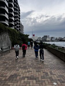 東京の墨田川テラスで初心者向けのスロージョギングクラブの練習風景